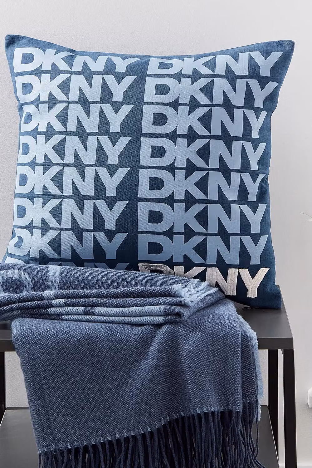 DKNY Blue Cotton Logo Square Cushion, W/D/H: 45 x 45 x 45 cm – 2