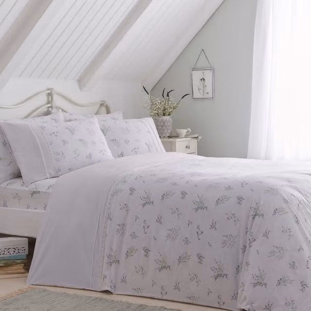 Dreams & Drapes Floral Reversible Duvet Cover and Pillowcase Set in Purple and White, W/D/H: 230 x 220 x 180 cm