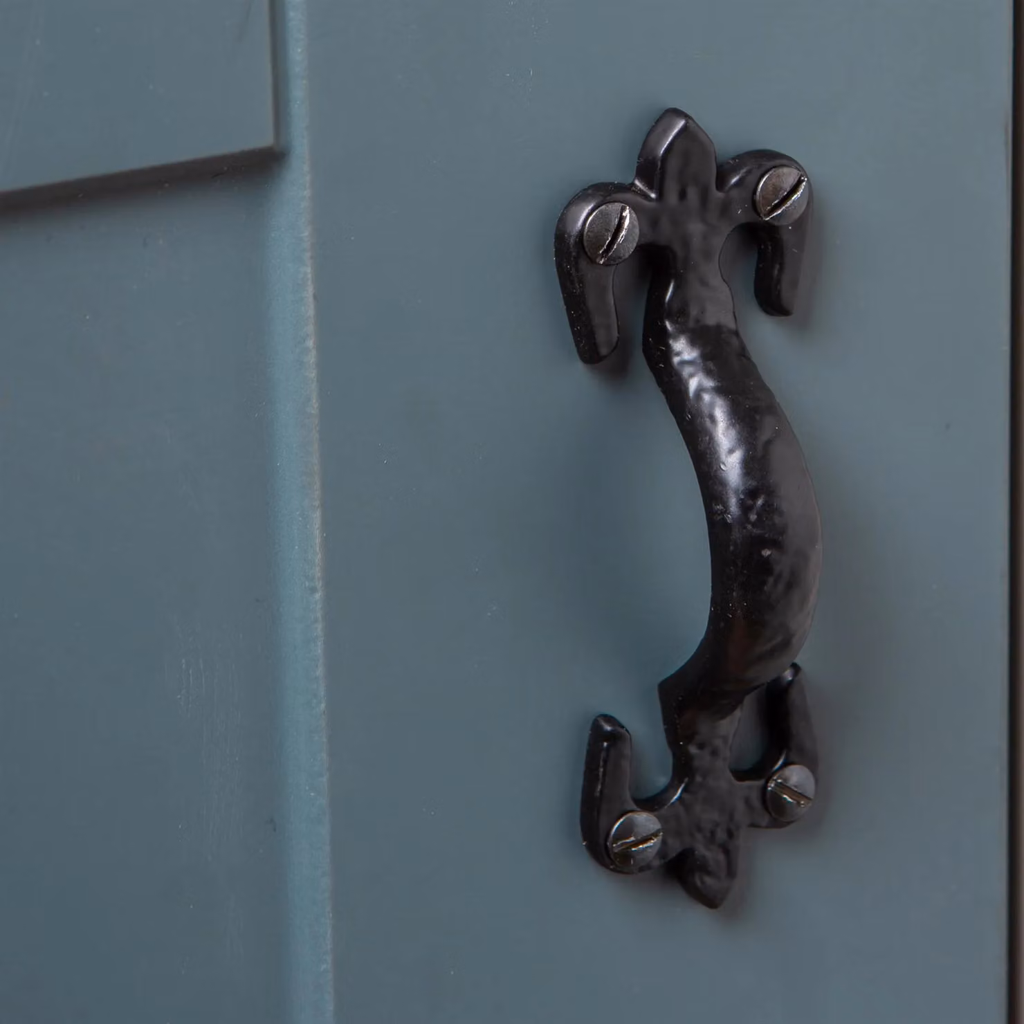 Hammer and Tongs Rustic Fleur De Lis Iron Bow Door Handle in Matt Black, H: 10.5 cm, W: 5.2 cm – 5