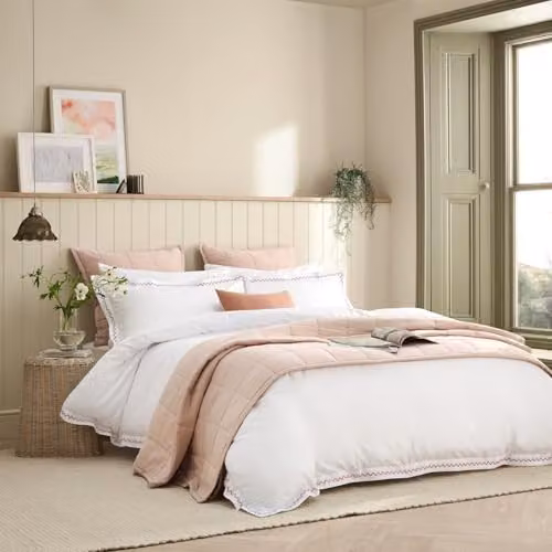 Christy Wave Edge Embroidered Cotton Percale Duvet Cover Set in Pink and White, W/D/H: 200 x 200 cm