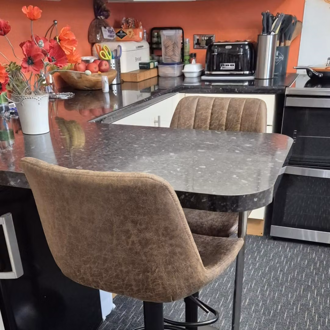 HOMCOM Set of 2 Brown Leather Upholstered Breakfast Bar Stools with Back and Swivel Seat – 6