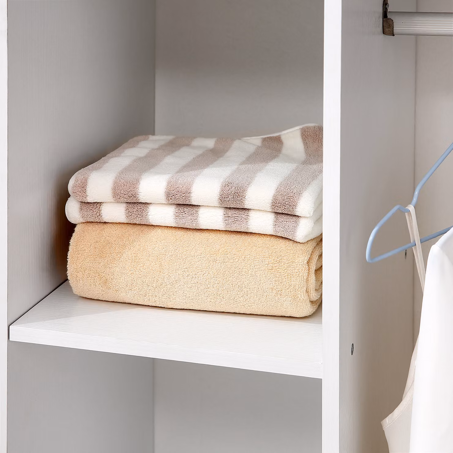 HOMCOM Modern Open Wardrobe with Hanging Rail and Internal Shelves in White – 4