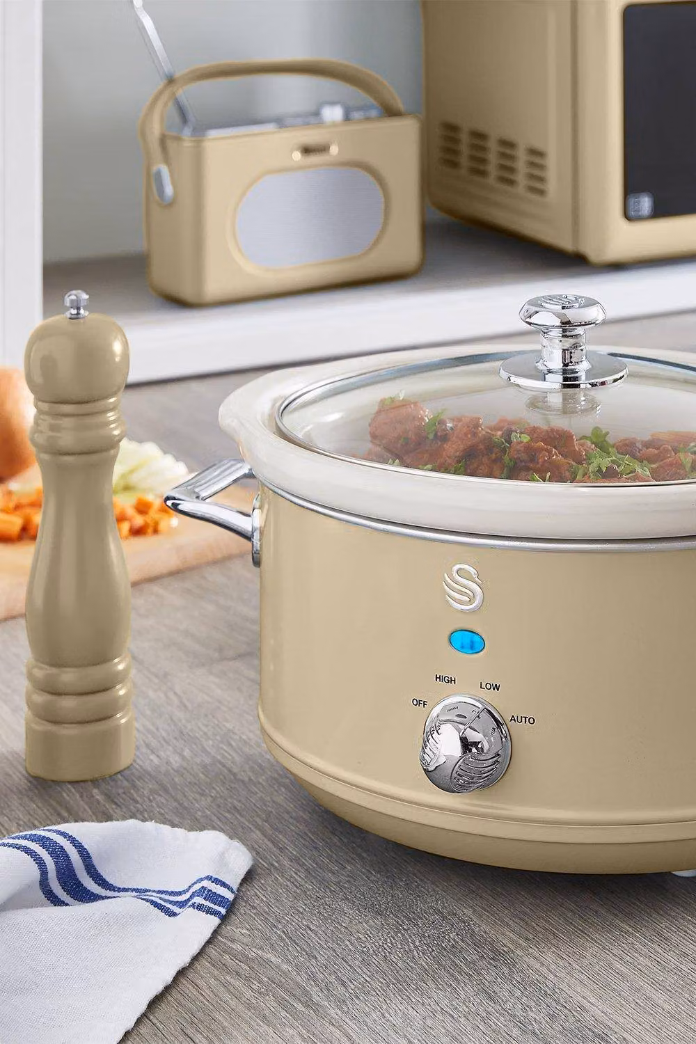 Swan 3.5L Nordic Slow Cooker in White and Beige with Glass Lid – 2