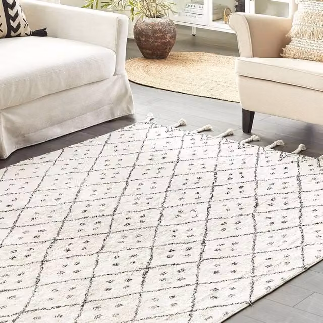 Wyld and Coco Oriental Cotton Rug in White and Black with Geometric Pattern and Tassels, W: 140 cm, D: 200 cm