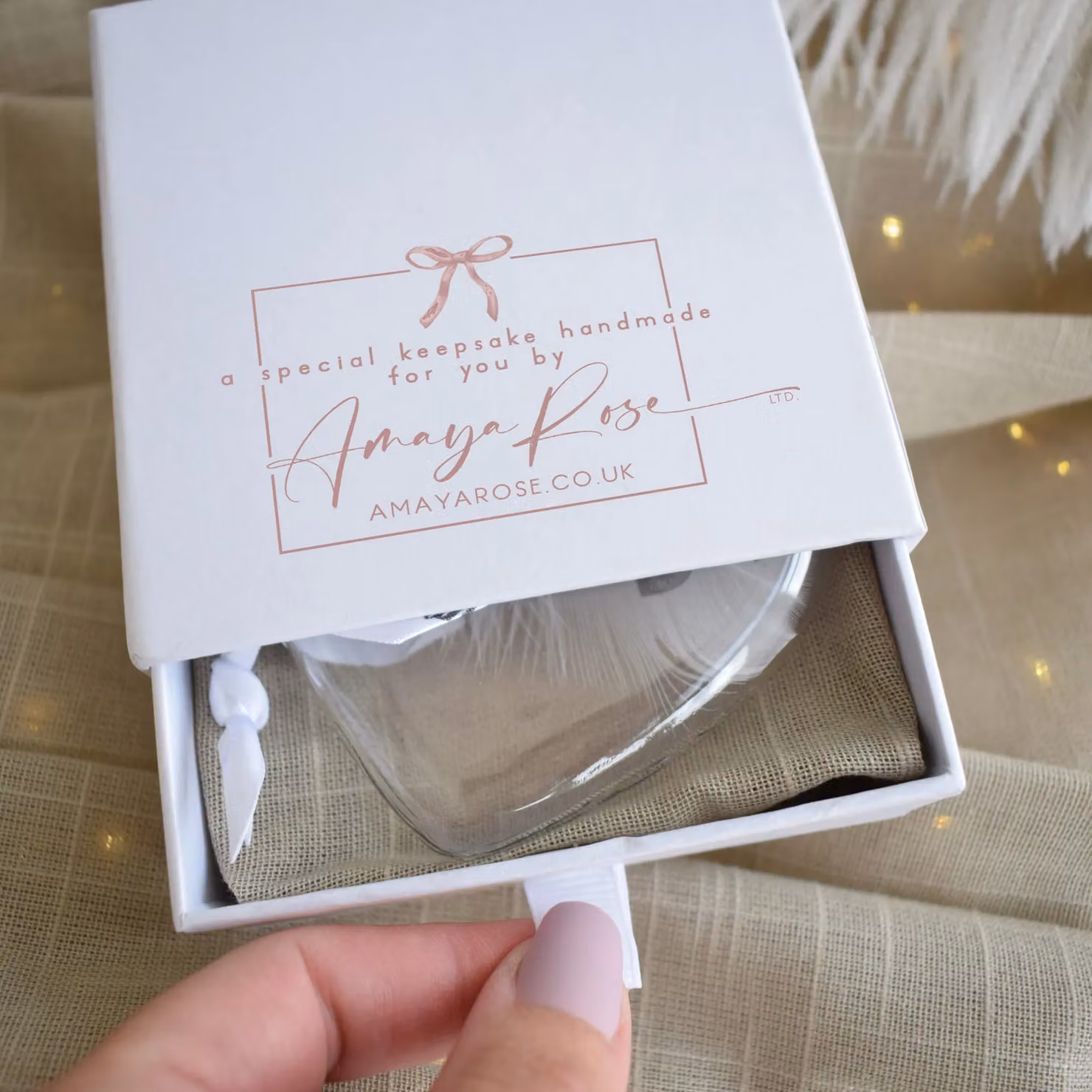 Amaya Rose Ltd In Memory of Mum and Dad Feather Heart Glass Bauble in White and Transparent – 2