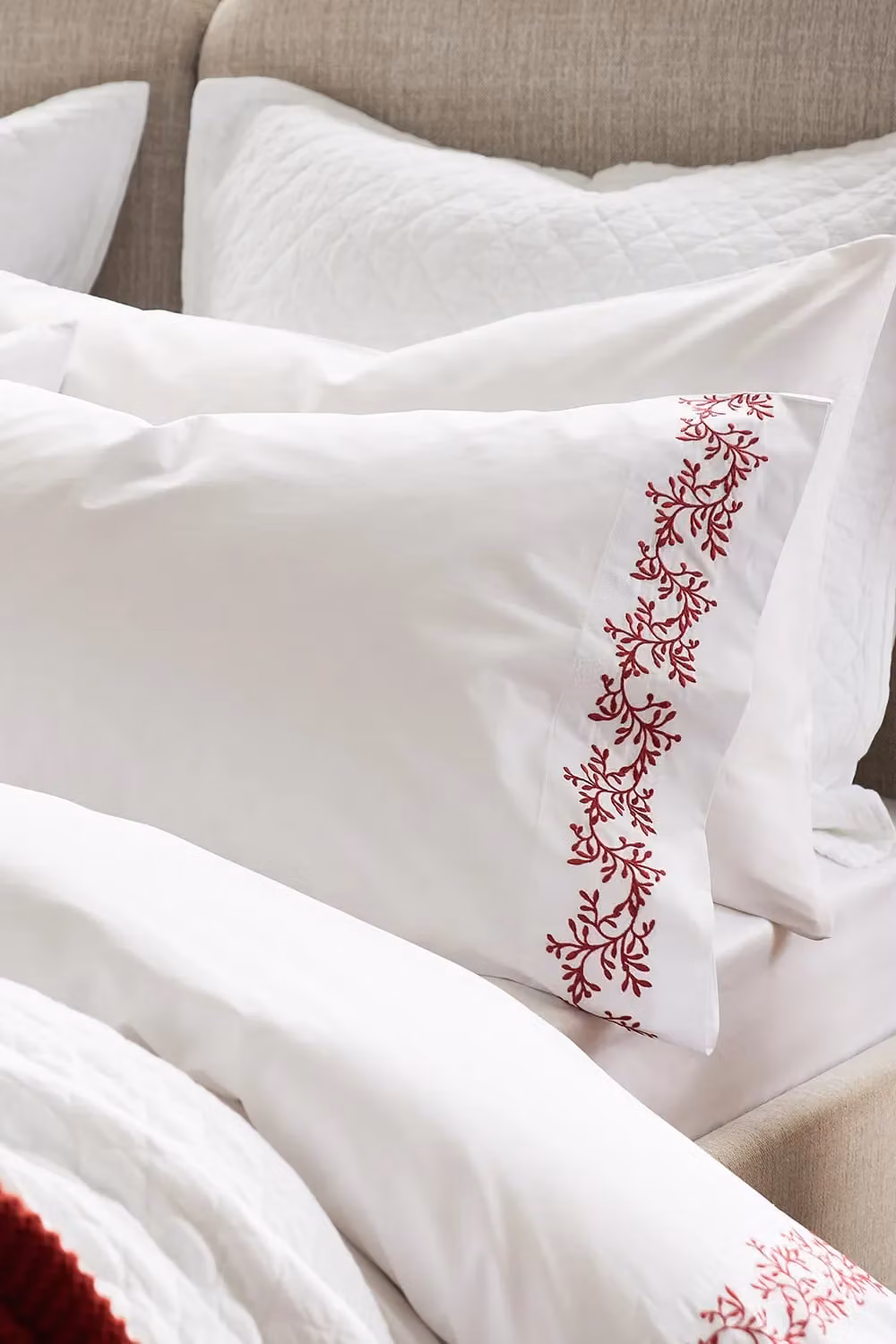 CHRISTY Mistletoe Romance Red and White Floral Cotton Percale Duvet Cover Set, W/D/H: 140 x 200 cm – 3