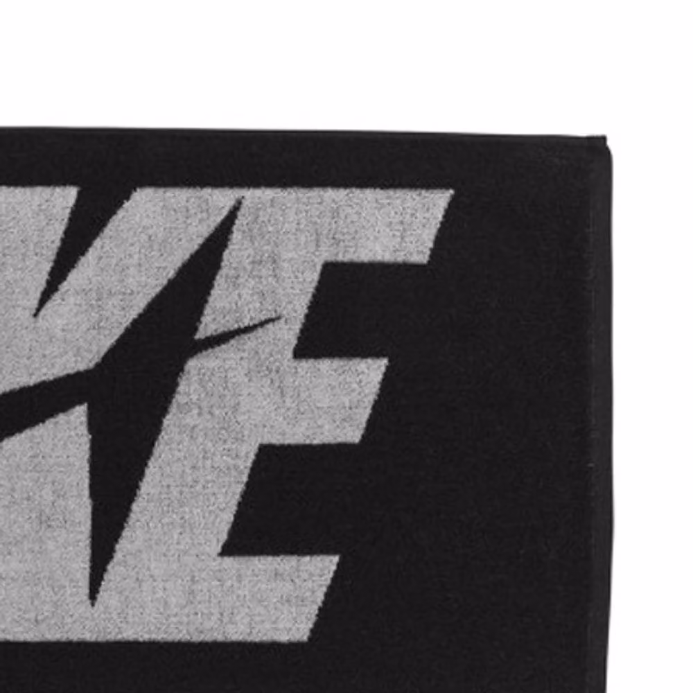 Nike Graphic Training Jacquard Terry Towel in Black – 2
