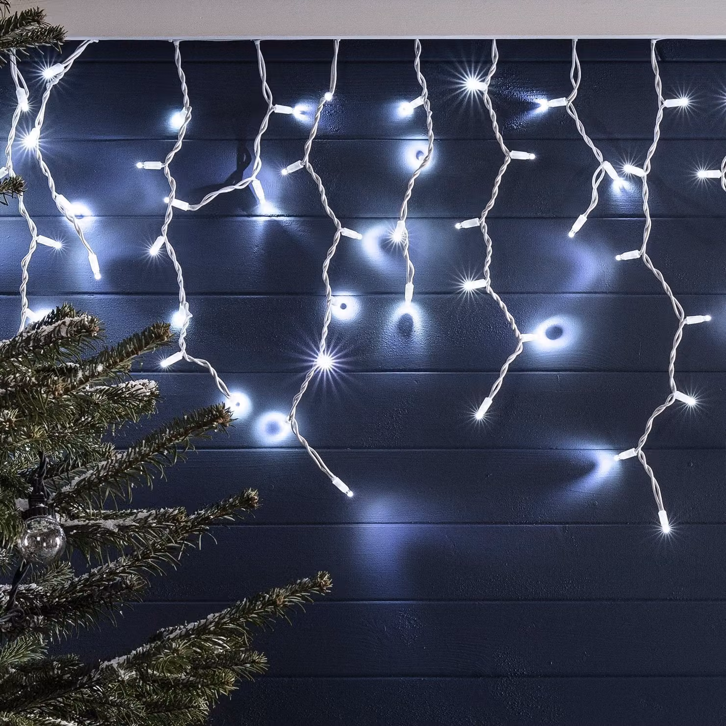 Pro Connect White Connectable LED Icicle Lights with White Cable, 26m