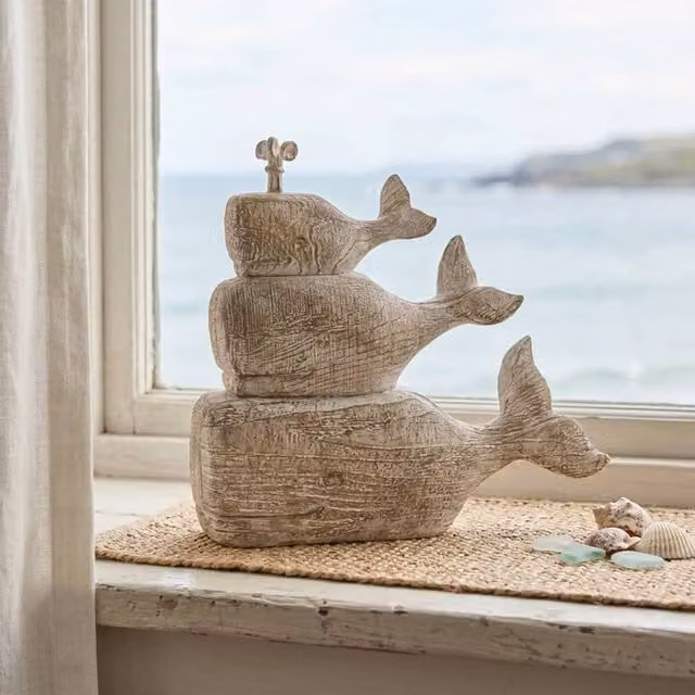 Madison & Mayfair Stacked Whale Sculpture in White and Beige, Height: 20.5 cm