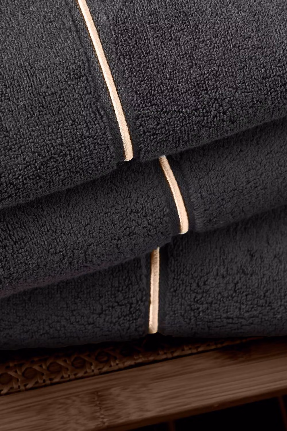 Bianca Zero Twist Satin Stitch Cotton Bath Towel in Black, W/D/H: 70 x 127 cm – 2