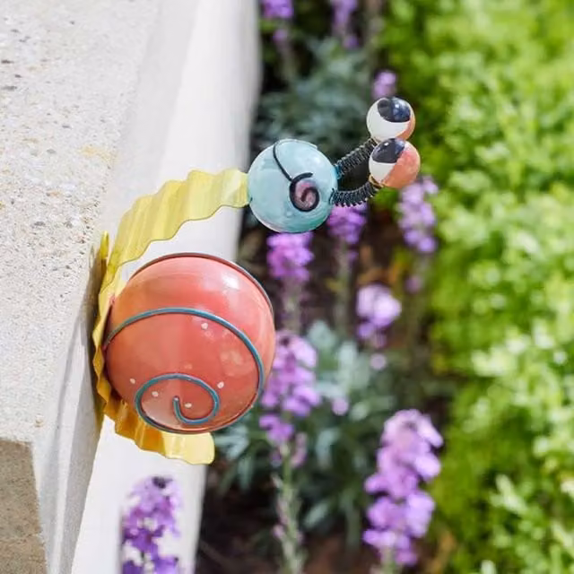 Garden Mile Metal Snail Ornament, Multicolour (Pink, Yellow, Blue), Height: 16 cm