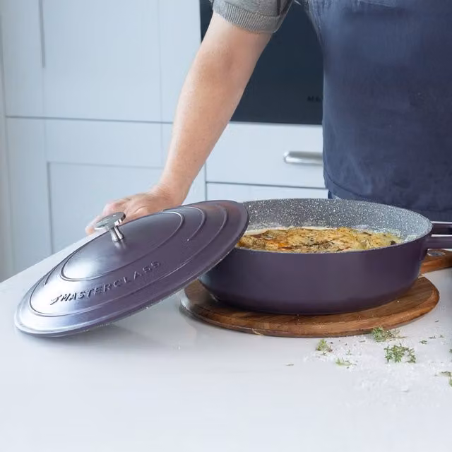 MasterClass 4L Shallow Cast Aluminium Casserole Dish with Lid, Purple, Diameter: 28 cm