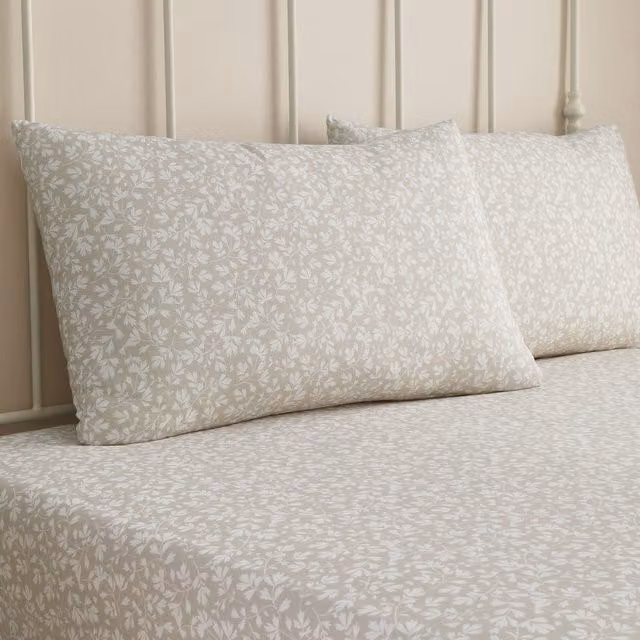 Dreams & Drapes Tess Floral Polycotton Fitted Sheet in Natural, W/D/H: 200 x 150 x 28 cm
