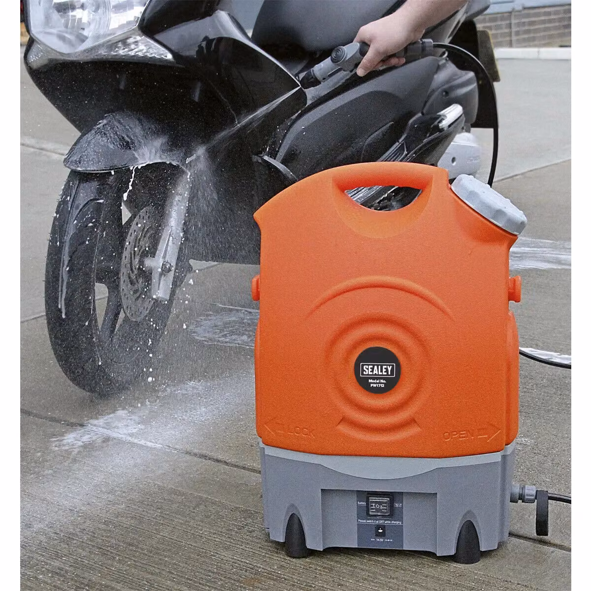 Loops 17L Rechargeable Cordless Pressure Washer with 6m Hose and Variable Nozzle in Multicolour – 4