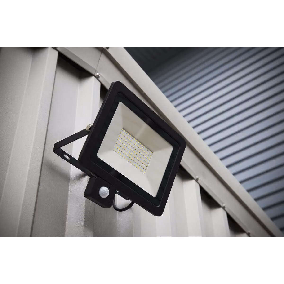 Loops Extra Slim LED Floodlight with PIR Motion Sensor, 50W, 4500 Lumens, IP65 Rated, Black – 2