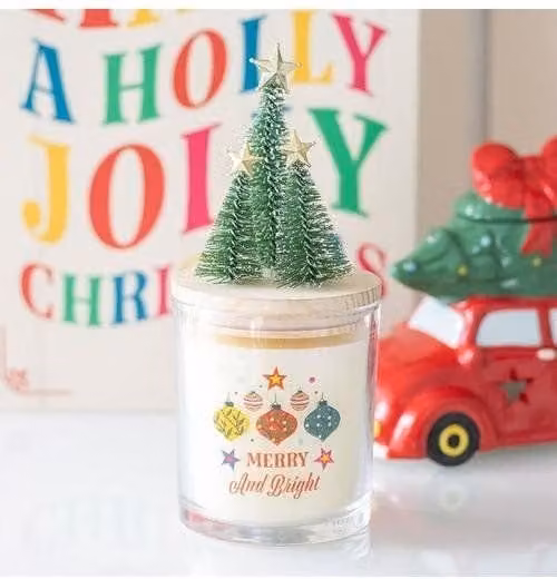 KDMD Merry & Bright Cinnamon & Spice Glass Candle with Tree in White – 1