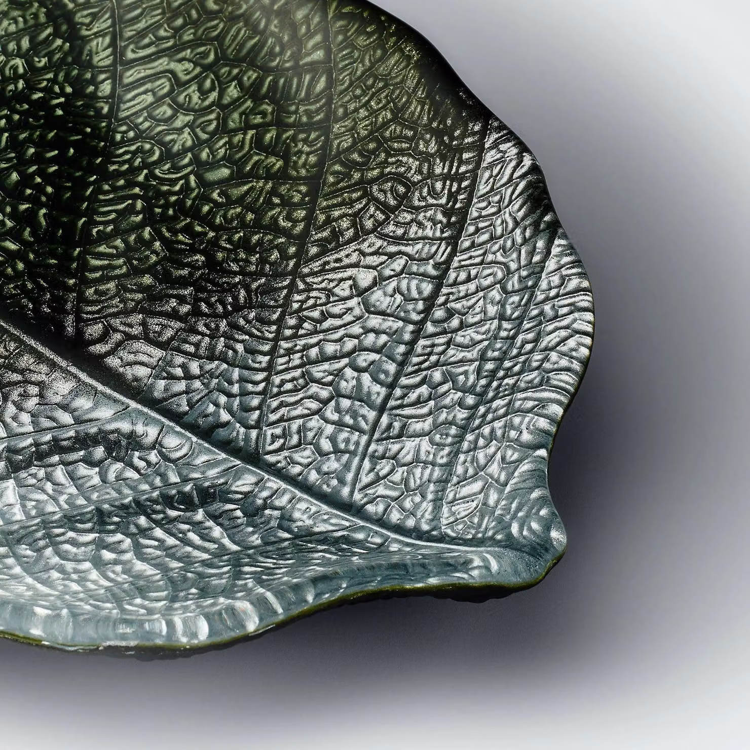 Sienna Glass Leaf Design Glass Plate in Green and Silver, W/D/H: 28.0 x 18.5 x 2.5 cm – 3