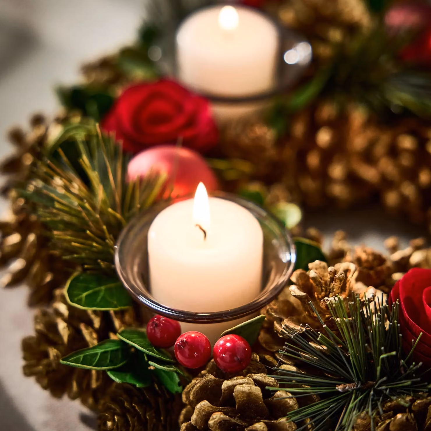 Dibor Berries and Baubles Christmas Table Centrepiece Tealight Holder in Gold and Red, Diameter: 30 cm – 3