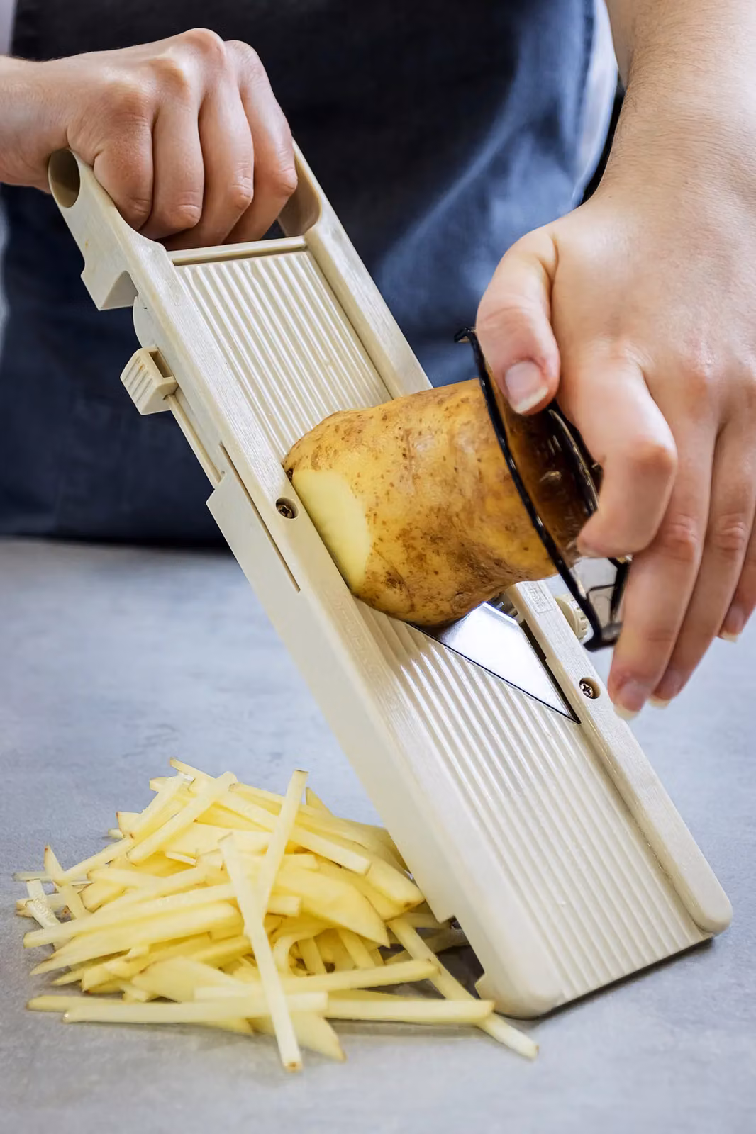 KitchenCraft Japanese Mandoline with Multiple Blades and Finger Guard in Beige – 2