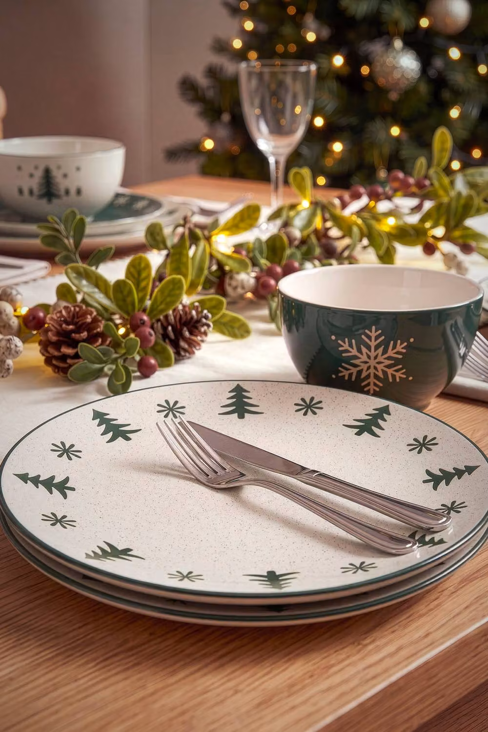 Dibor Set of 2 White and Green Winter Stoneware Christmas Dinner Plates, Diameter: 27 cm – 3