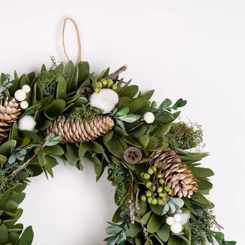 Scottish Everlastings Ltd White Faux Cotton Ball and Wood Shaven Round Wreath, Diameter: 38 cm – 3