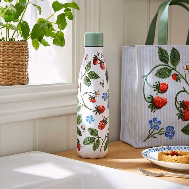 Ulster Weavers Strawberry Patch Vacuum Insulated Stainless Steel Water Bottle, 500 ml, Green