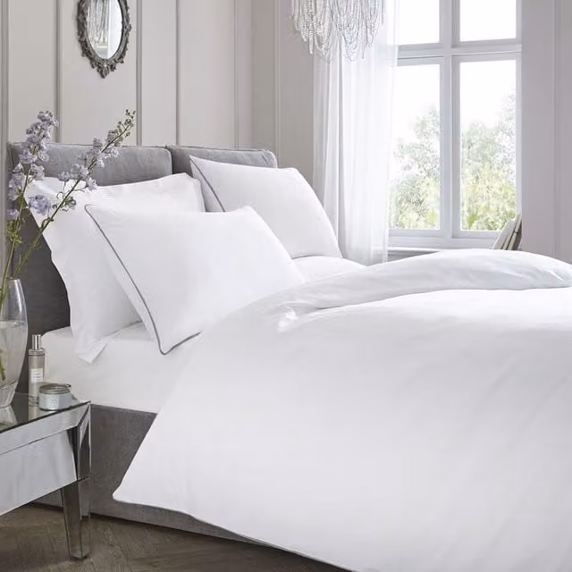 Appletree Boutique 200 Thread Count Cotton Percale Duvet Cover Bedding Set in White and Silver