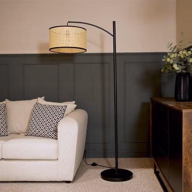 ValueLights Preto Curved Floor Lamp with Black Metal Base and Rattan Cane Drum Shade