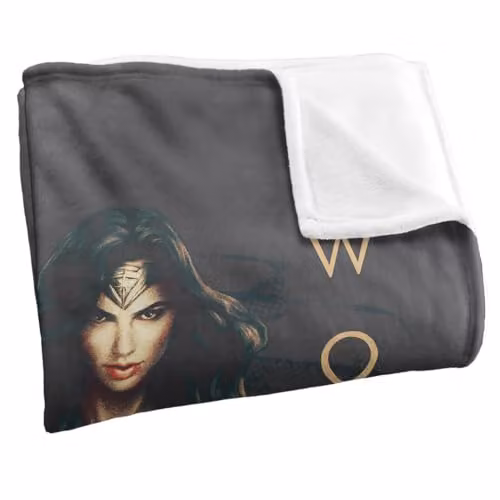LOGOVISION Wonder Woman Movie Armed and Dangerous Super Soft Fleece Throw Blanket, Multicolour, W/D/H: 91 x 147 cm – 2