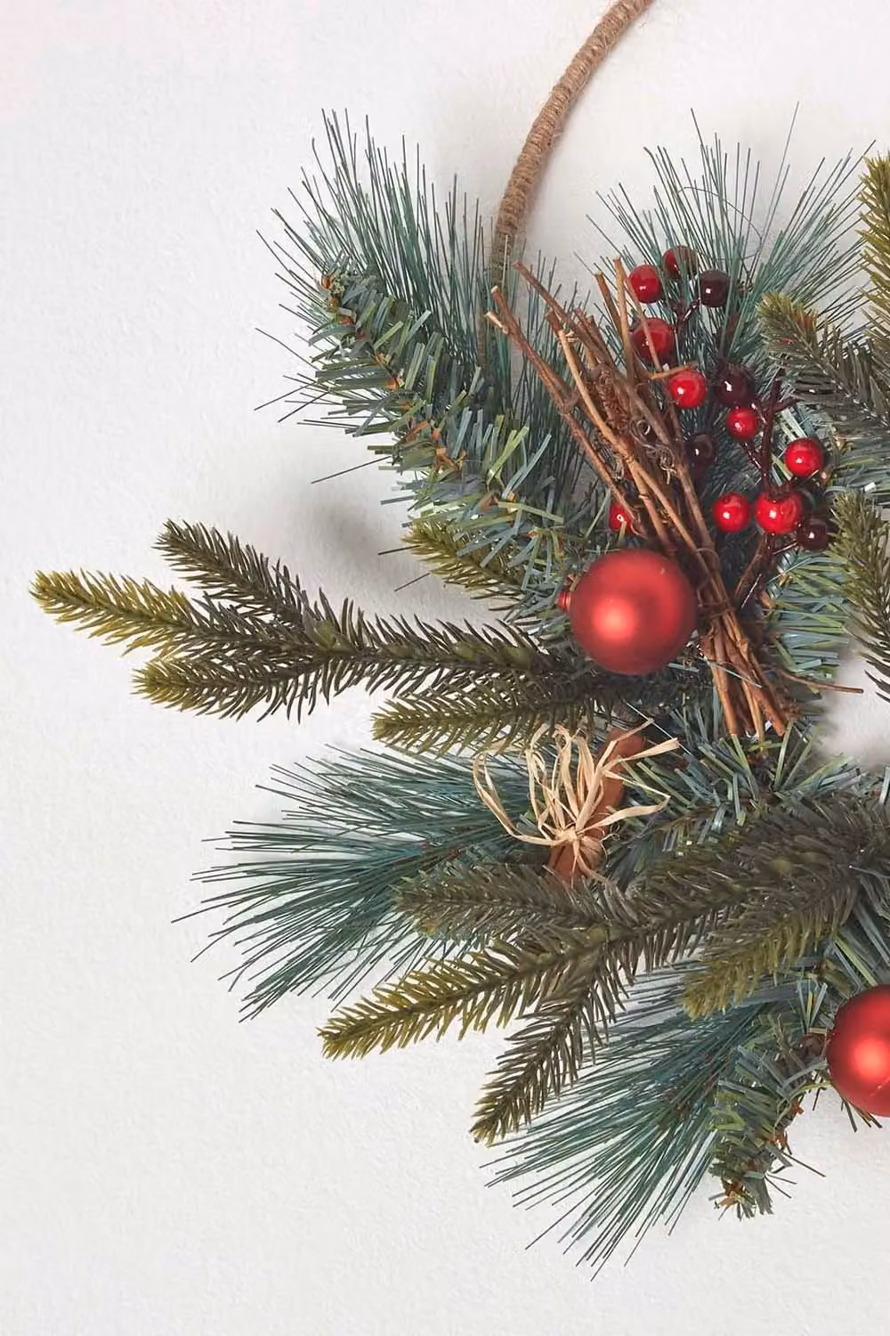 Homescapes Artificial Christmas Wreath with Green Foliage, Red Berries and Gold Accents, Diameter: 50 cm – 2