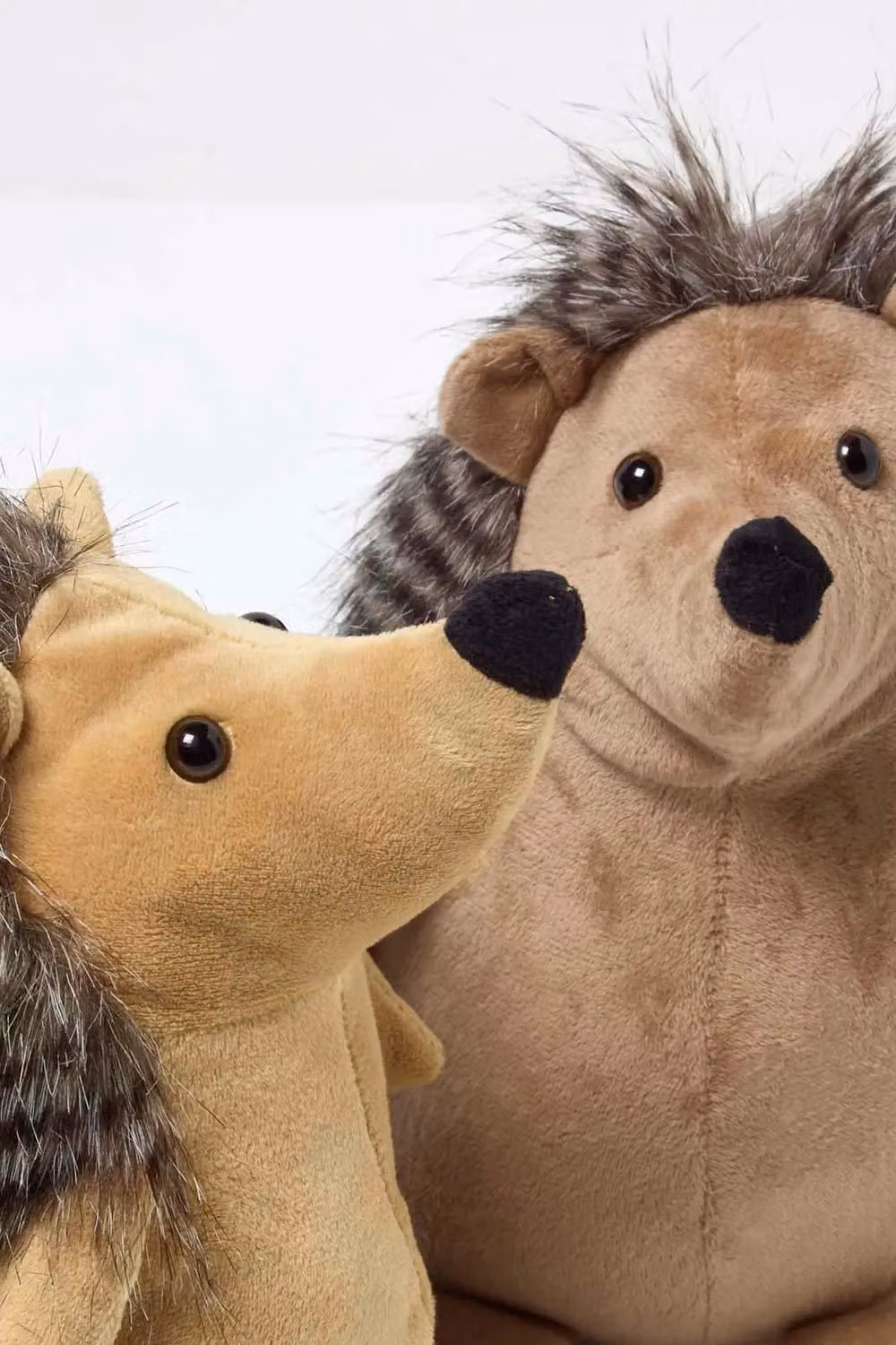 HOMESCAPES Hedgehog Plush Door Stops, Set of 2, Beige and Brown, H 22 cm x W 10 cm x D 10 cm – 2