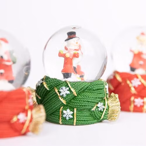 Shatchi Christmas Mini Snowglobe Water Ball with Santa, Reindeer and Snowman Scene in Red – 2