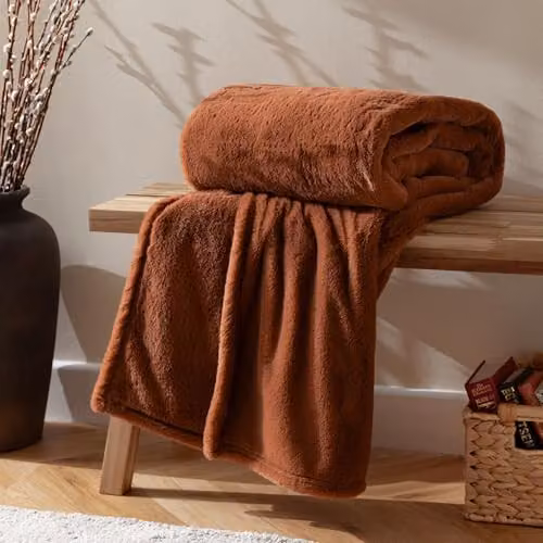 Riva Home Reversible Double-Face Faux Fur Throw in Rust, W/D/H: 150 x 200 cm – 2