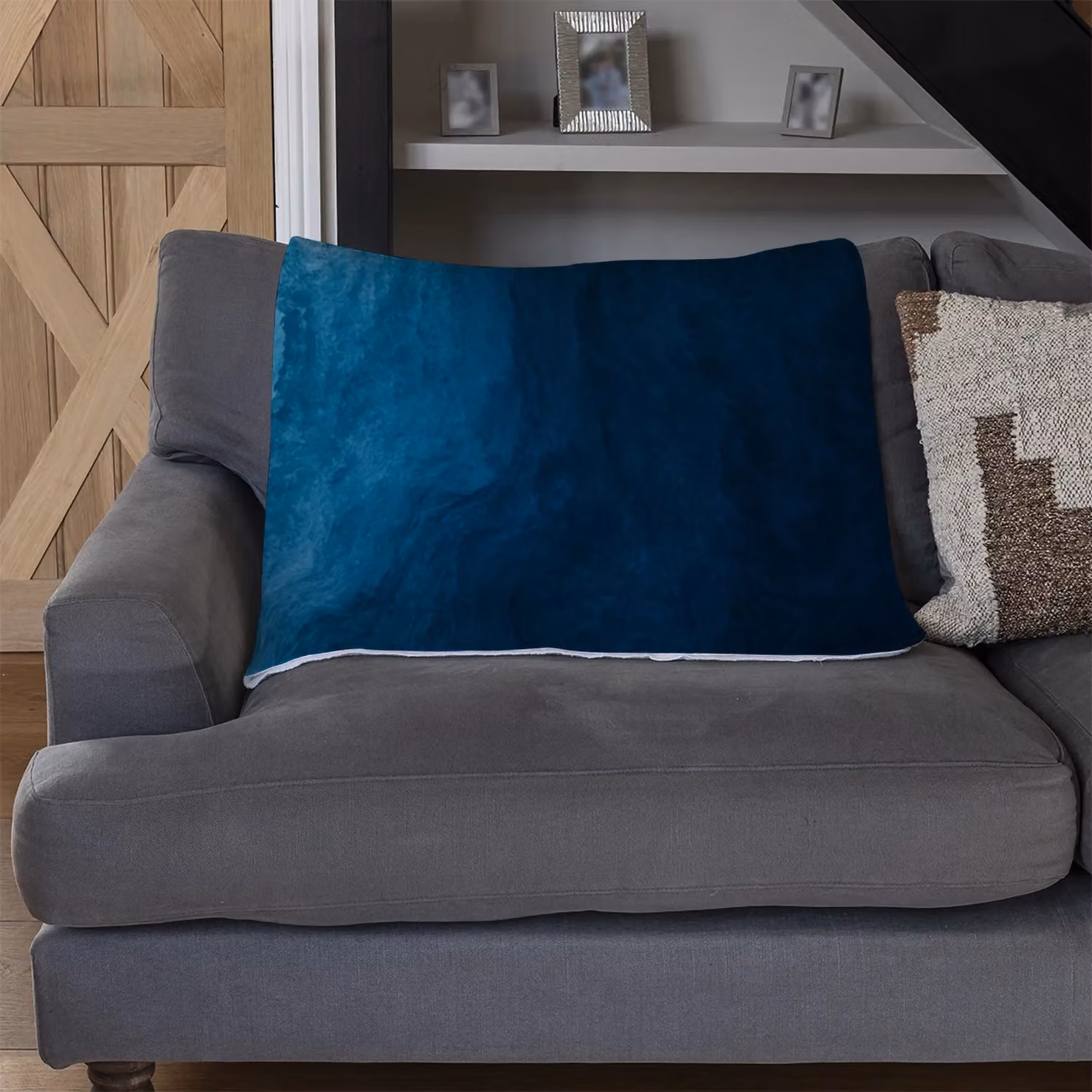 Benjamin Tate Design Abstract Blue Liquid Fluid Fleece Blanket in Blue and Beige, W/D/H: 120 x 150 cm – 3