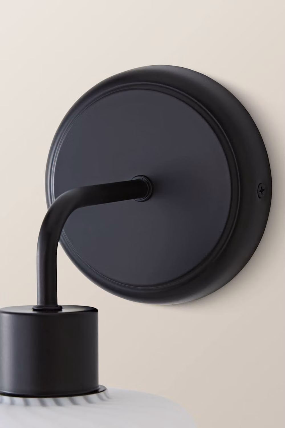 ValueLights Emery Swirl Glass Wall Light in Black – 3