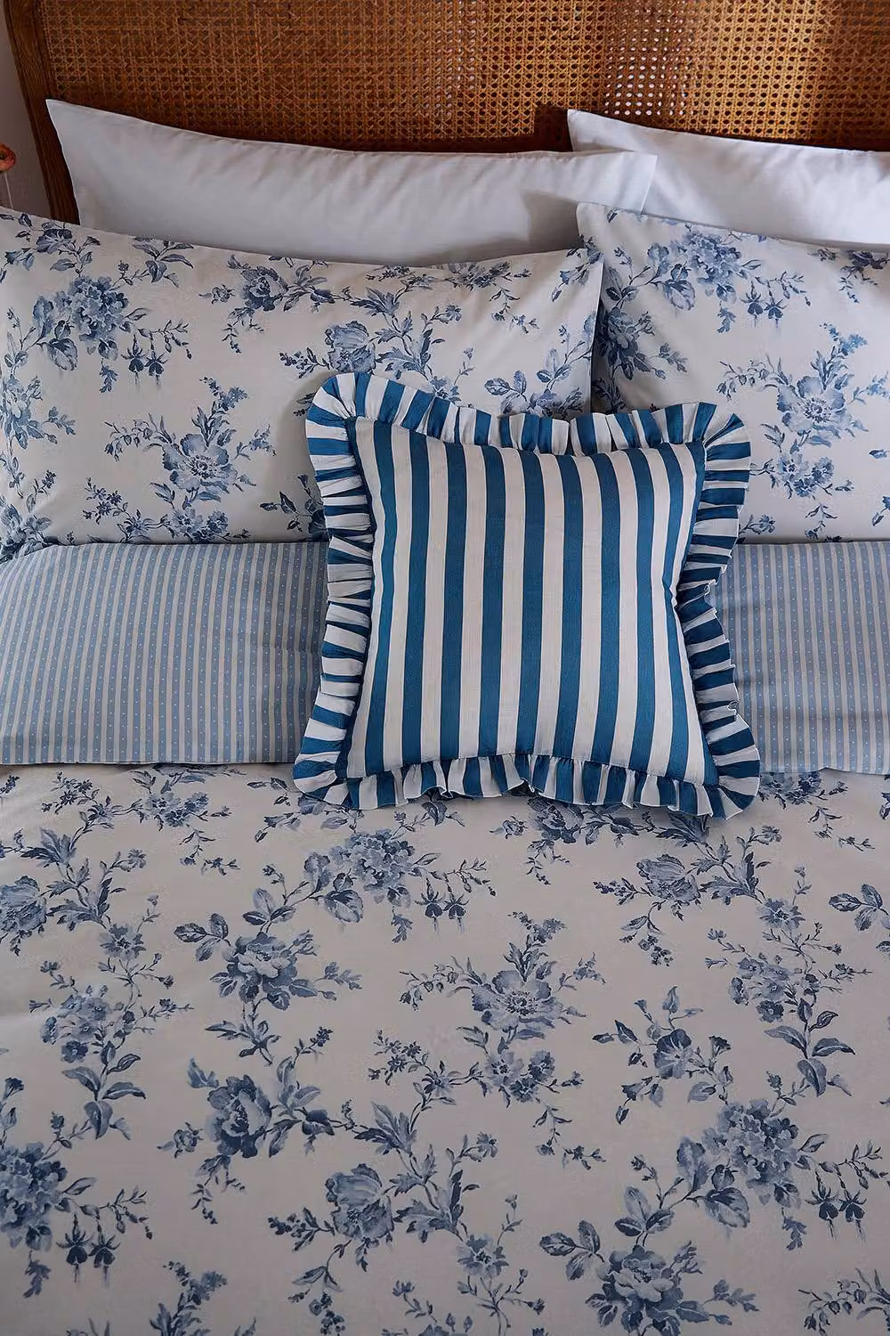 Helena Springfield Hedgerow Floral Cotton Duvet Cover and Pillowcase Set in Blue, Reversible, W: 90 cm, L: 200 cm – 3