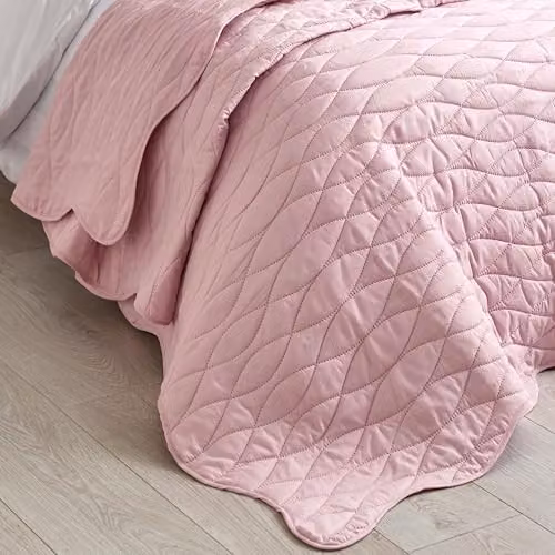 Catherine Lansfield Scallop Waves Quilted Bedspread in Pink, W: 240 cm, D: 260 cm