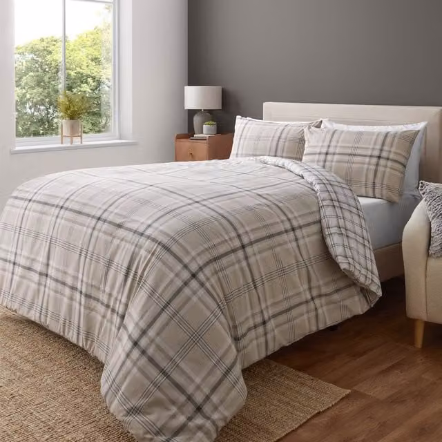 Catherine Lansfield Kelso Check Reversible Duvet Cover and Pillowcase Set in Beige, W/D/H: 200 x 200 cm and 50 x 75 cm – 1