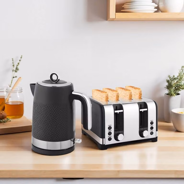 STILVORA Kettle and Four-Slice Toaster Set in Black