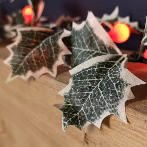 Samuel ALEXANDER Green Artificial Berry Garland with 35 Warm White Battery Operated LEDs, 1.8m – 3