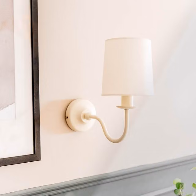 ValueLights Memphis Cream Traditional Wall Light in Cream and Gold/Brass