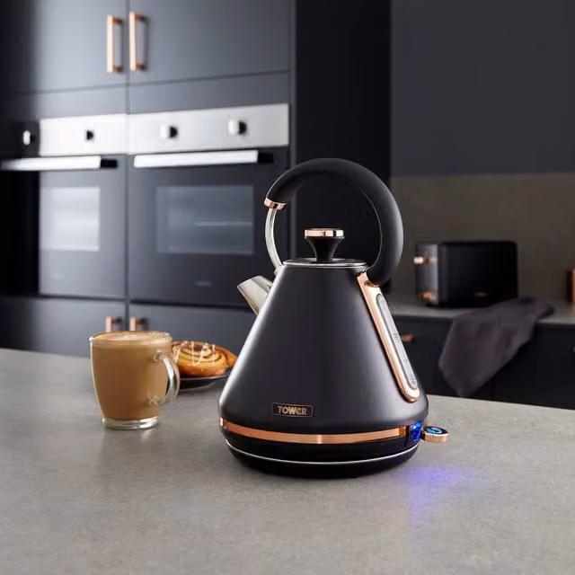 Tower Cavaletto Pyramid Kettle, 1.7 l, Black and Gold – 1
