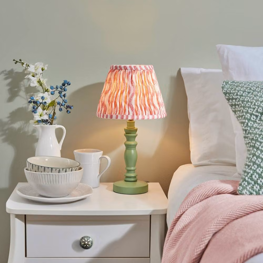 Netlighting Bibury Green Table Lamp with Pink Fabric Ripple Shade and Brass Details, 20 cm – 2
