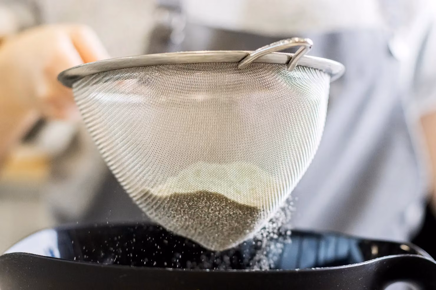 KitchenCraft Fine Mesh Stainless Steel Conical Sieve with Handles, Silver, Diameter: 18 cm – 2