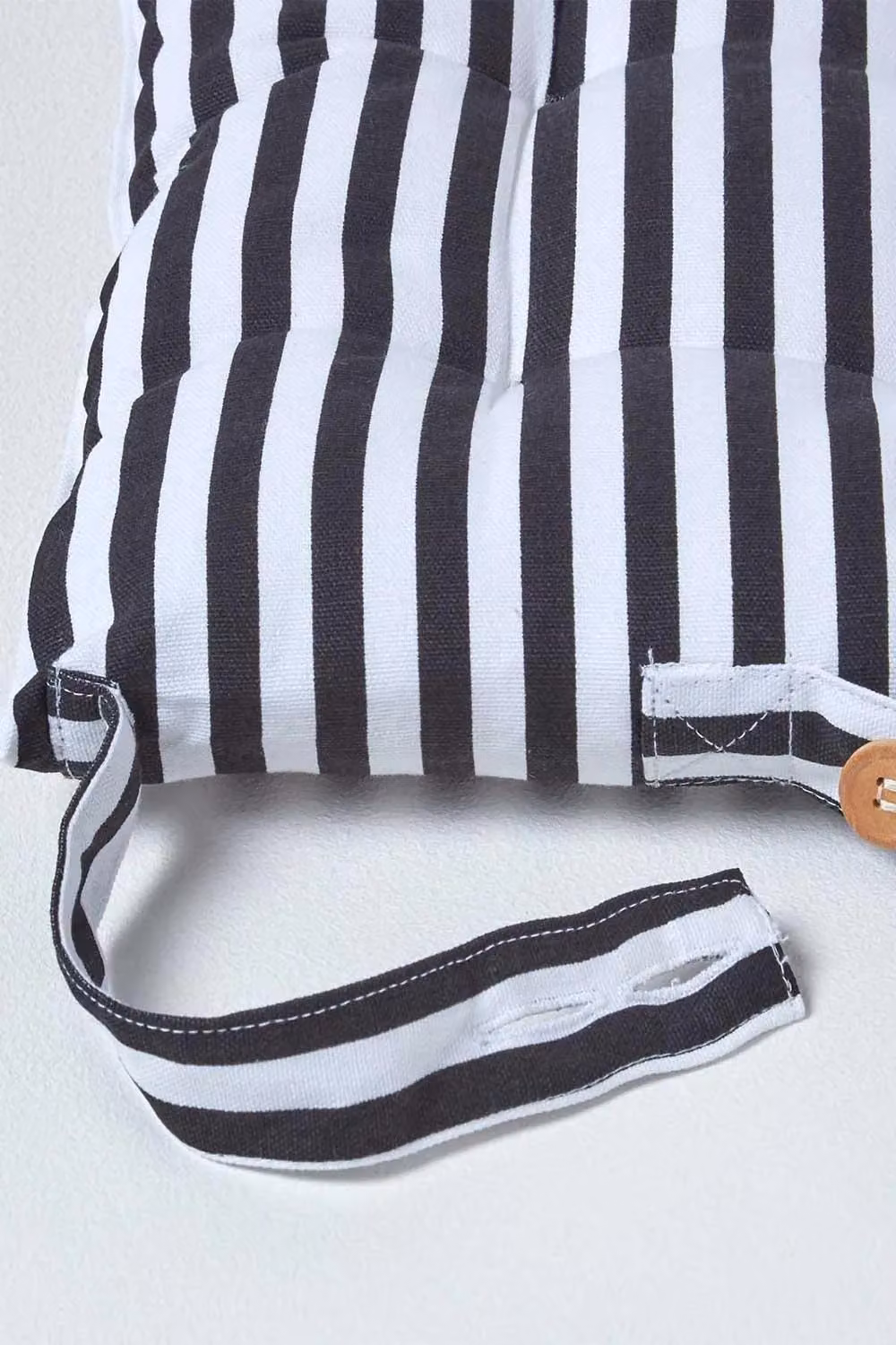 Homescapes Black and White Stripe Cotton Seat Pad with Straps, 40 x 40 cm – 3