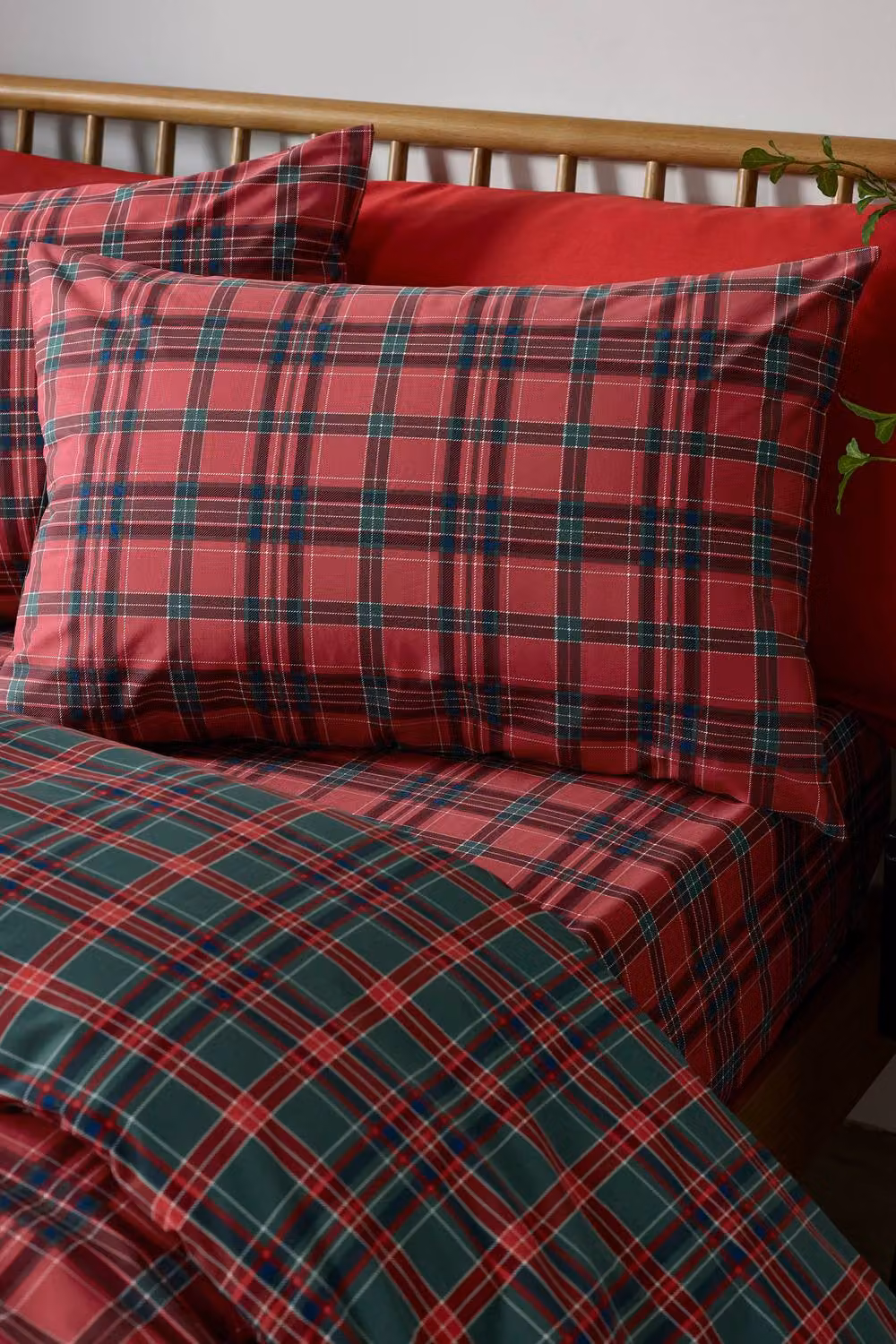 Catherine Lansfield Red and Green Tartan Check Reversible Duvet Cover and Pillowcase Set, W/D/H: 135 x 200 cm and 50 x 75 cm – 2