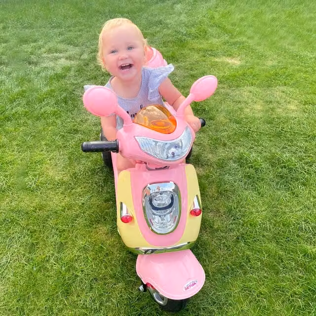 HOMCOM 6V Electric Ride On Battery Powered Tricycle for Kids in Pink