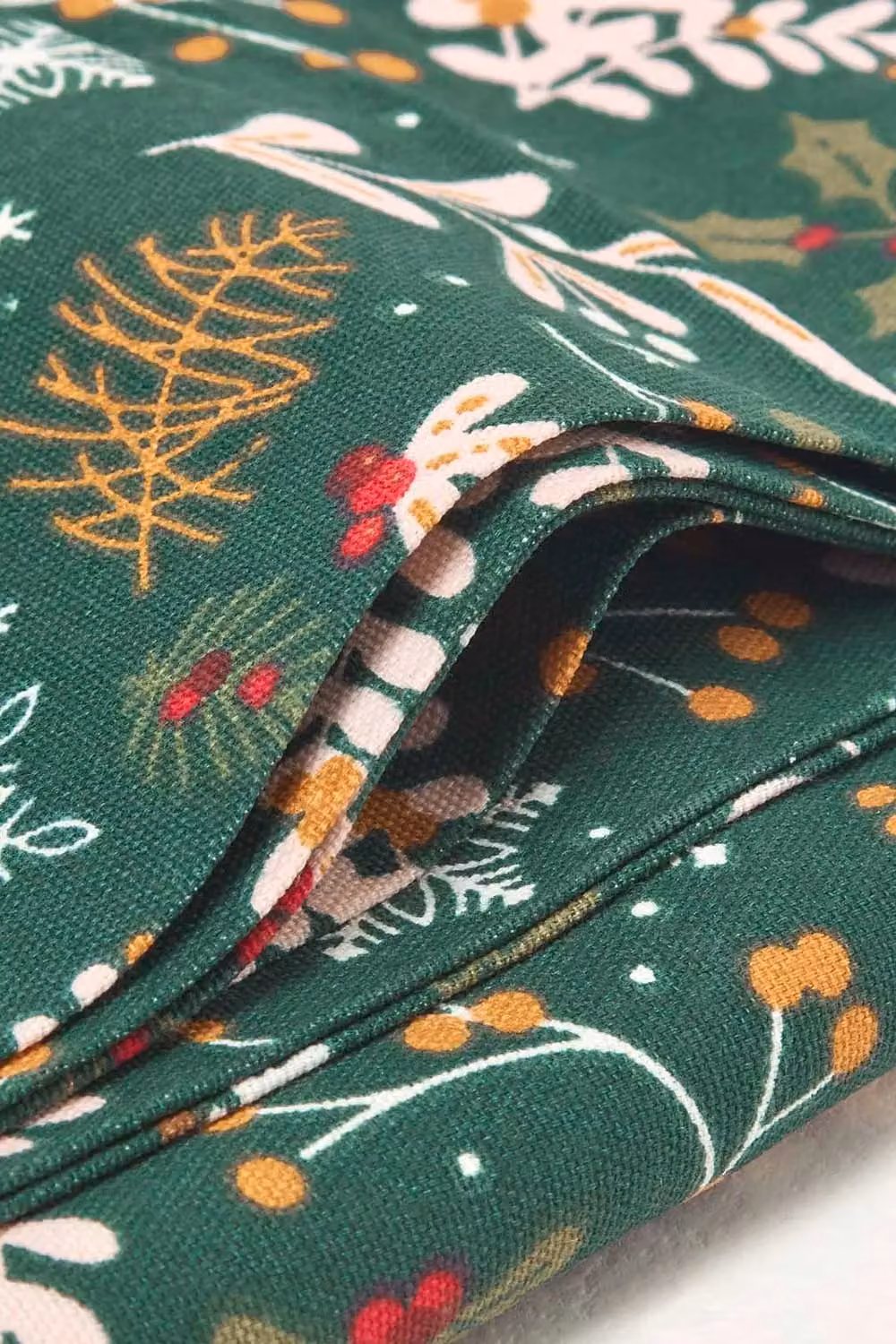 Homescapes Festive Forest Green Floral Cotton Christmas Tablecloth, W: 178 cm, L: 305 cm – 3