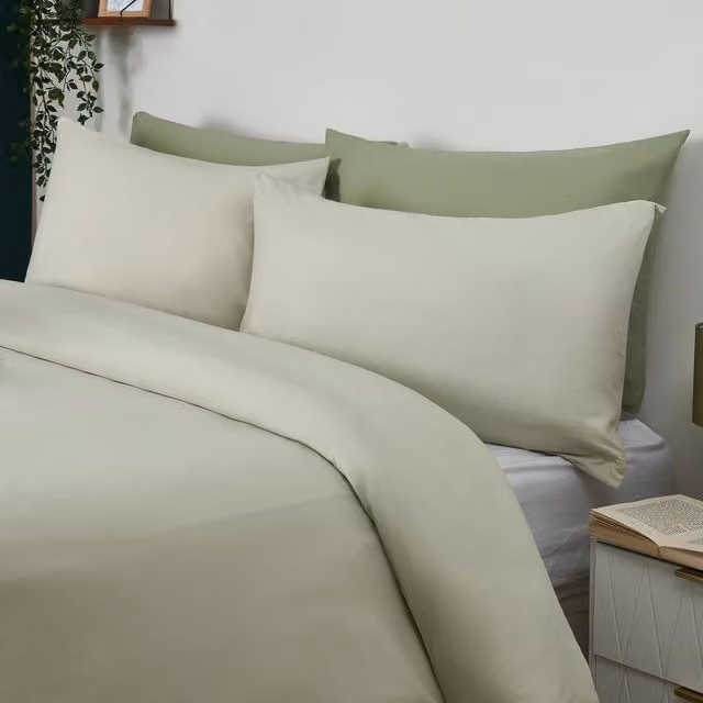 Brentfords Pair of Plain Green Polyester Housewife Pillowcases with Envelope Closure