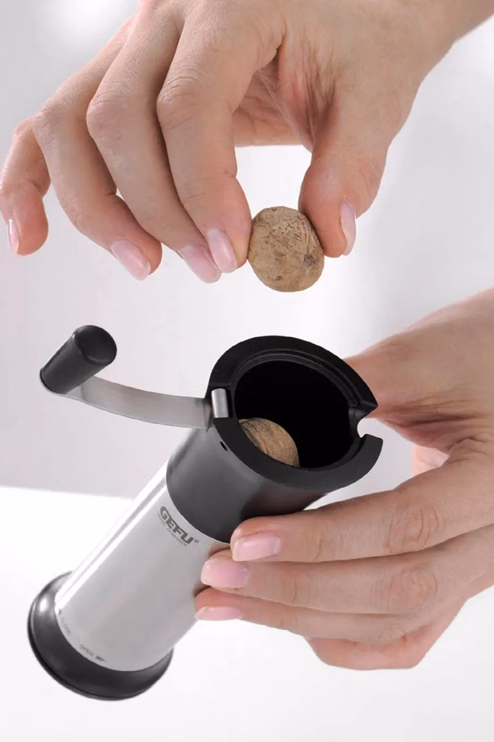 Gefu Moscata Nutmeg Mill with Laser-Cut Grinding Mechanism in Silver or Black – 2